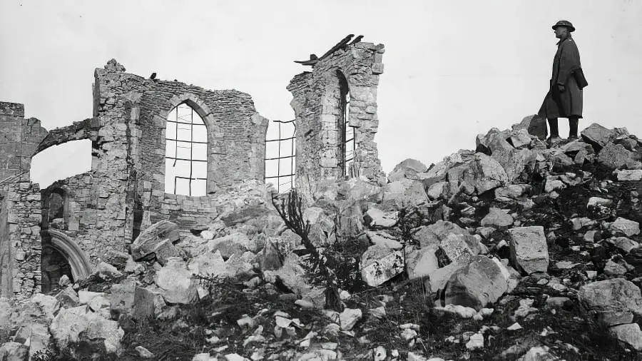 Soldat américain sur les ruines d'une église à Montfaucon