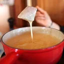 La fondue au fromage, suisse ou française ? On a mené l'enquête