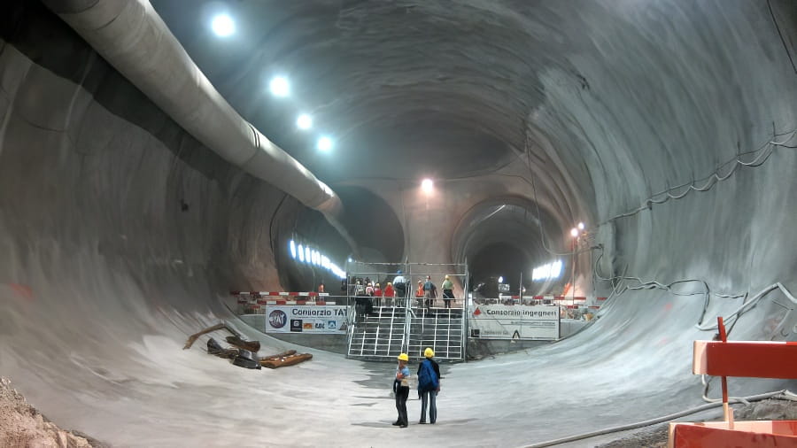 Tunnel ferroviaire du Saint-Gothard en construction